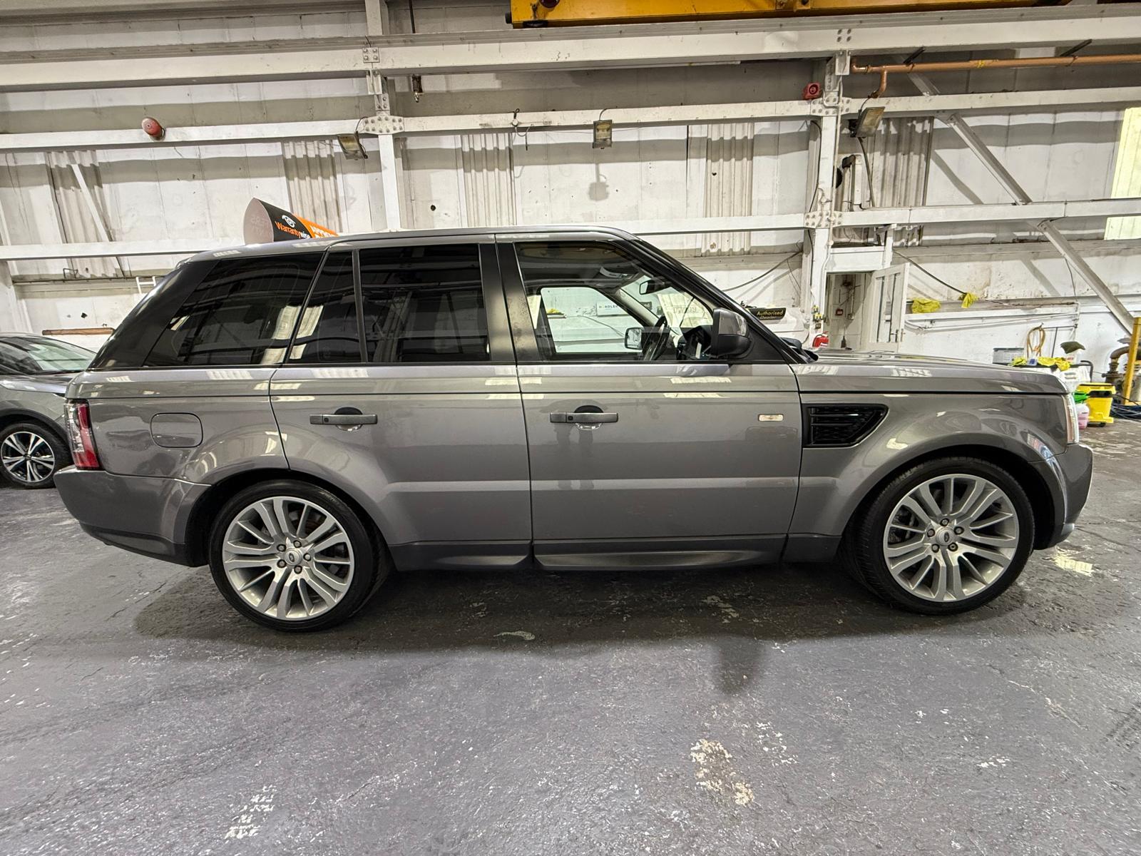 Land Rover Range Rover Sport 3.0 TD V6 HSE SUV 5dr Diesel CommandShift 4WD Euro 5 (245 ps)