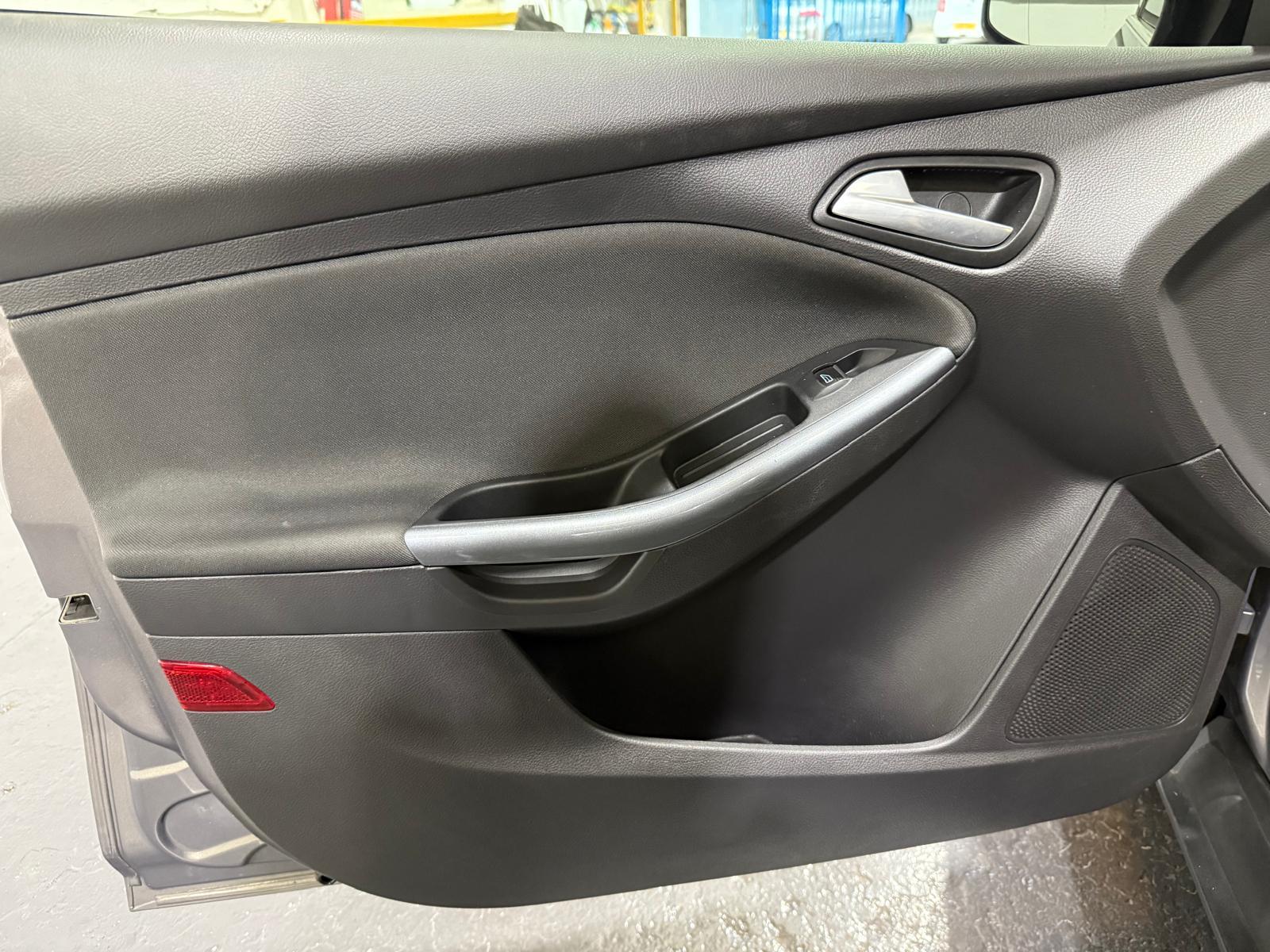 Ford Focus 1.6 TDCi Titanium Hatchback 5dr Diesel Manual Euro 5 (s/s) (115 ps)