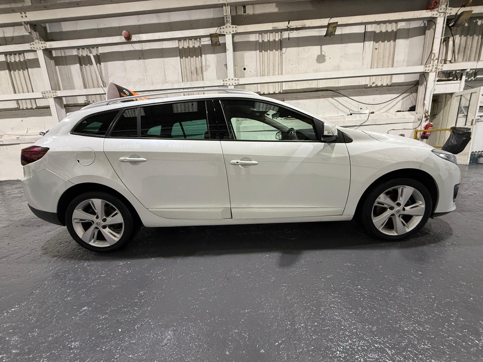 Renault Megane 1.5 dCi ENERGY Dynamique TomTom Sport Tourer 5dr Diesel Manual Euro 5 (s/s) (110 ps)
