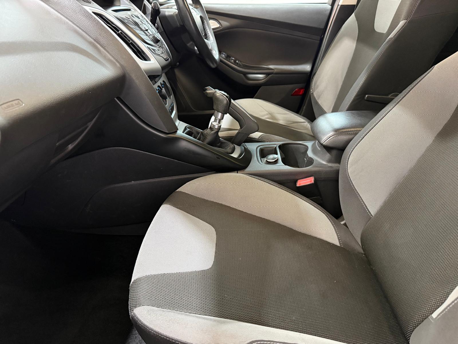 Ford Focus 1.6 TDCi Zetec Hatchback 5dr Diesel Manual Euro 5 (s/s) (115 ps)