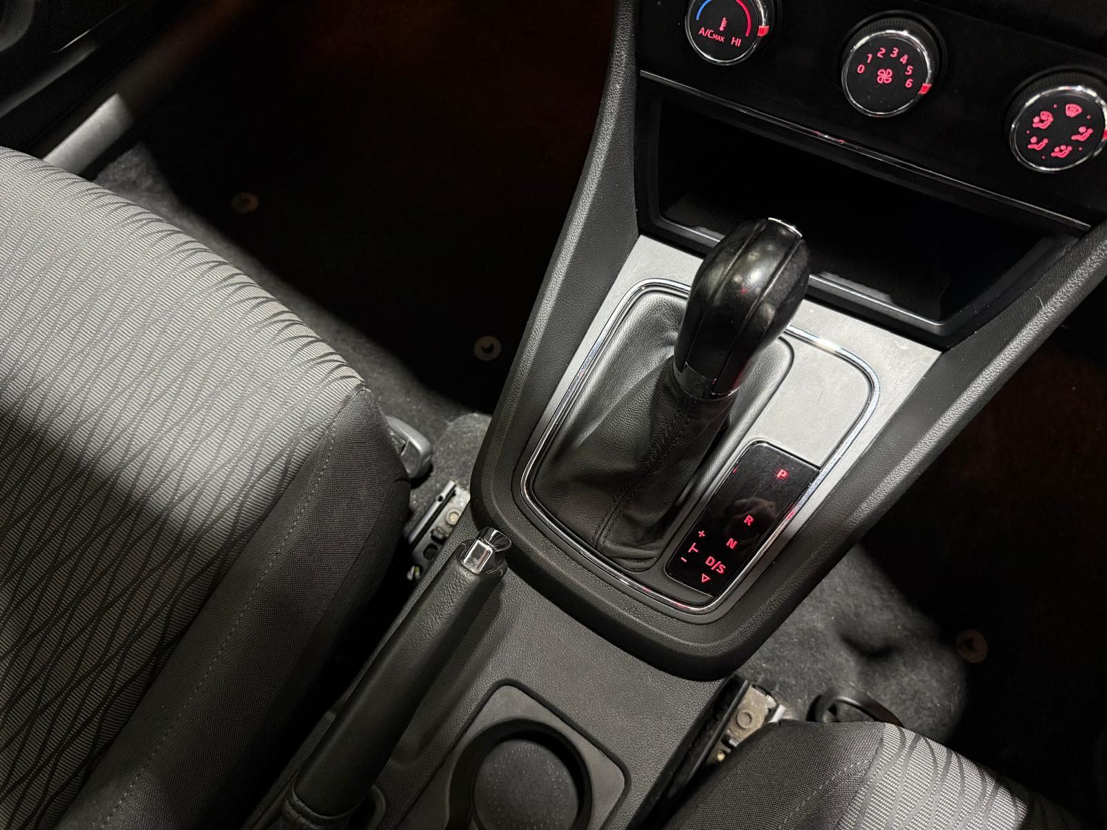 SEAT Leon 1.6 TDI CR SE Hatchback 5dr Diesel DSG Euro 5 (s/s) (105 ps)