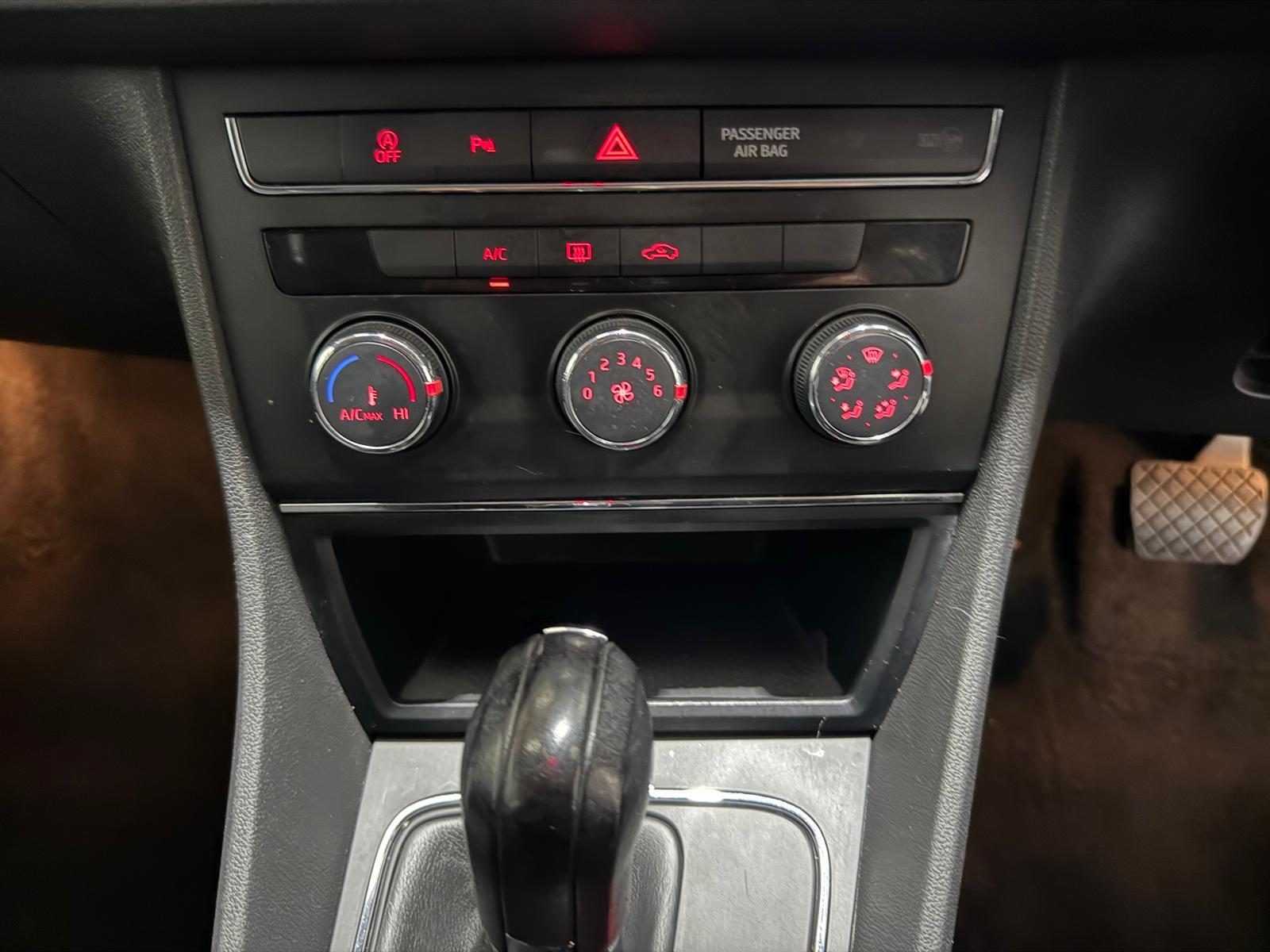 SEAT Leon 1.6 TDI CR SE Hatchback 5dr Diesel DSG Euro 5 (s/s) (105 ps)