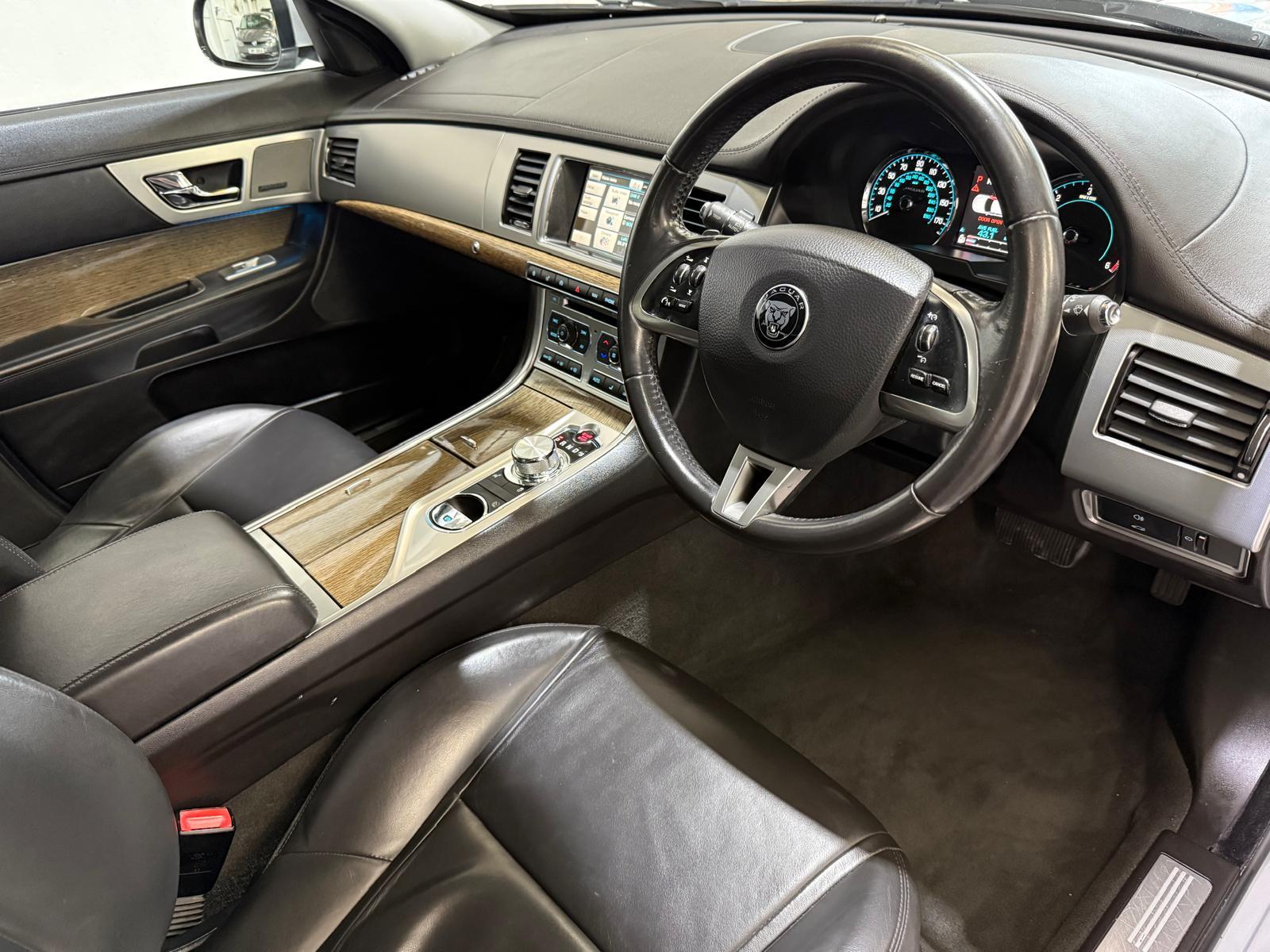Jaguar XF 2.2d Premium Luxury Saloon 4dr Diesel Auto Euro 5 (s/s) (163 ps)