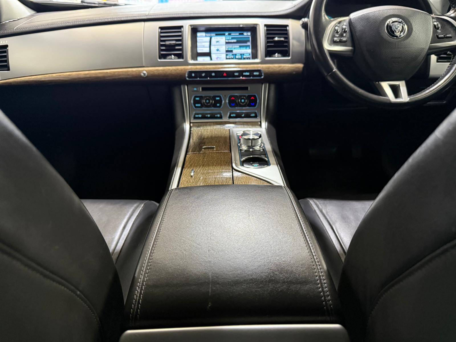 Jaguar XF 2.2d Premium Luxury Saloon 4dr Diesel Auto Euro 5 (s/s) (163 ps)