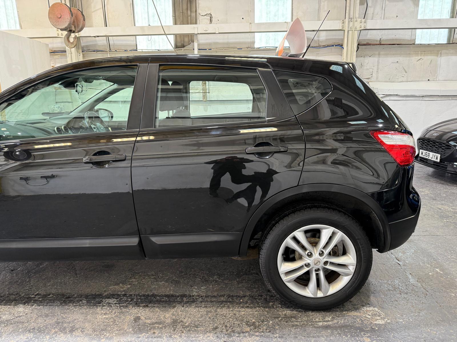 Nissan Qashqai 1.6 Acenta SUV 5dr Petrol Manual 2WD Euro 5 (s/s) (117 ps)
